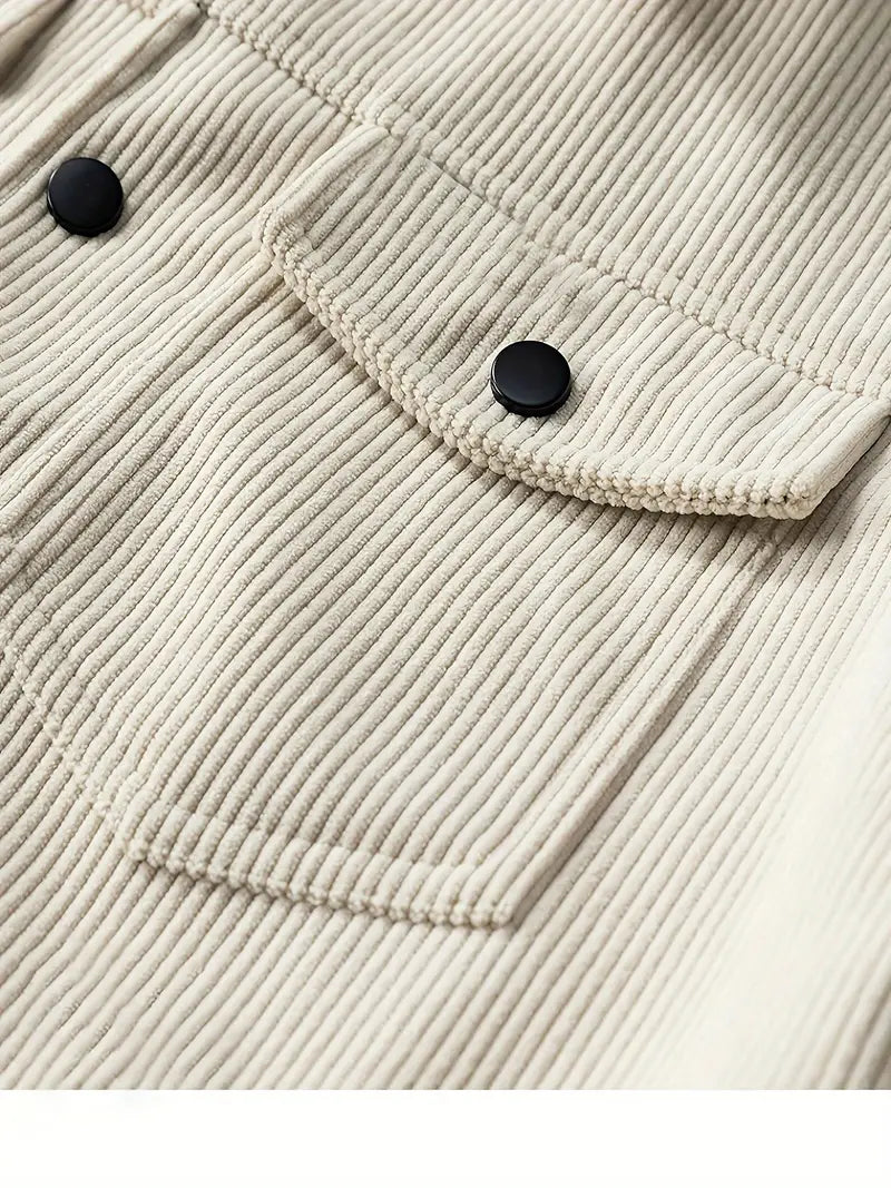 Een model toont de diepe zakken van de bruine corduroy herenjas, praktisch en stijlvol voor essentiële benodigdheden.