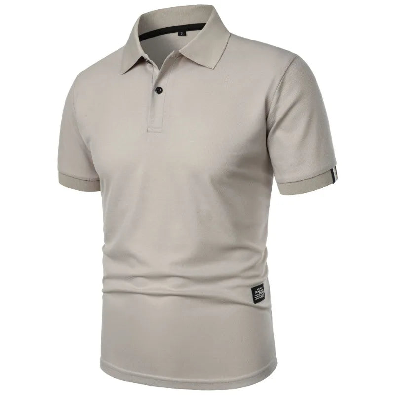 Man die een roze Floris poloshirt draagt, ontspannen en stijlvol, ideaal voor informele bijeenkomsten.