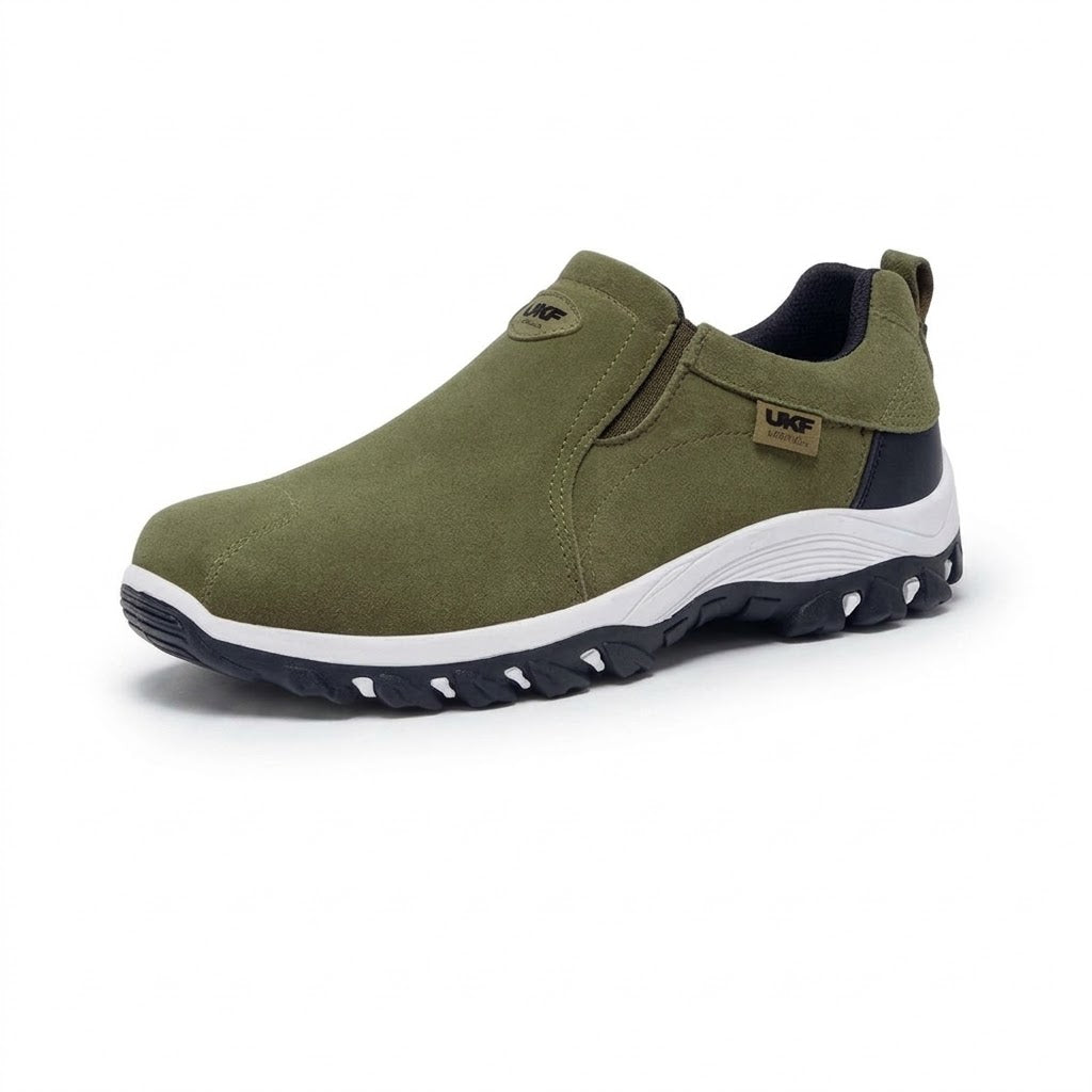 Zwarte orthopedische comfortschoenen op een natuurlijke ondergrond, illustreert de veelzijdigheid en het comfort.
