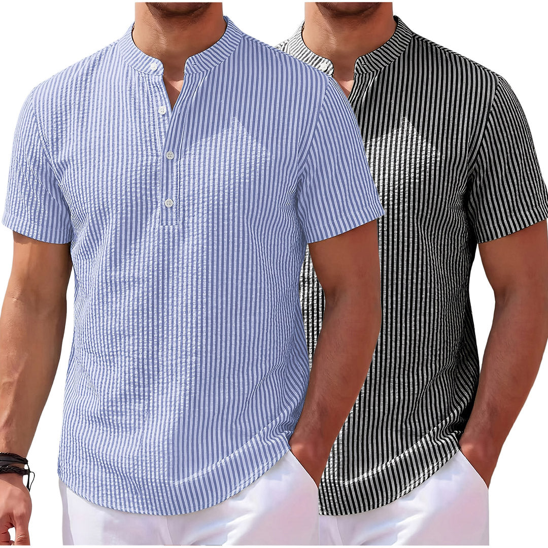 Zijaanzicht van het comfortabele gestreepte Henley shirt, gedragen door een man in een ontspannen setting.