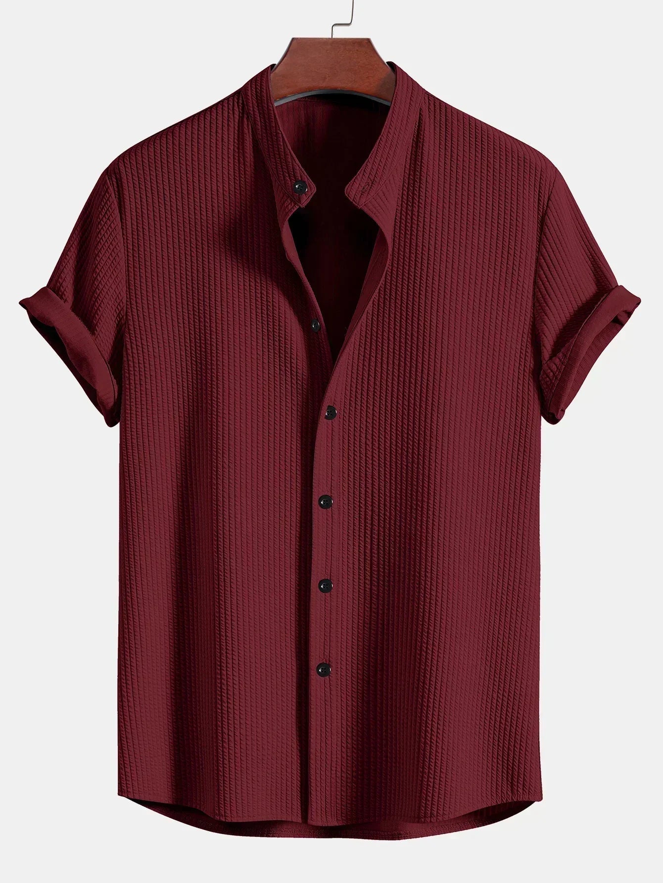 Model lachend en ontspannen in het Peter premium heren overhemd in rood, toont bewegingsvrijheid en comfort.