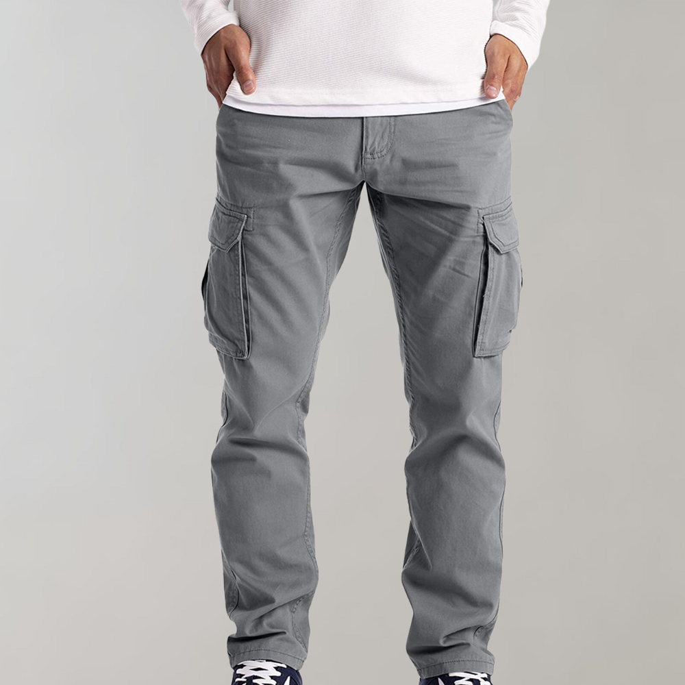 Model dat de Rafael heren cargo broek draagt tijdens een lichte activiteit, benadrukt het comfort en de bewegingsvrijheid.
