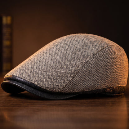 Caspar heren Ivy Cap in licht khaki, vooraanzicht, met subtiel visgraatpatroon voor een klassieke look.