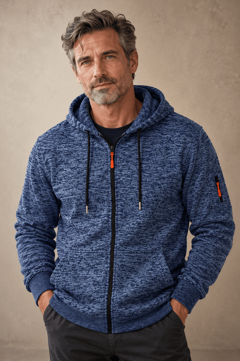 Vooraanzicht van de Sebastiaan robuuste katoenen hoodie met rits in donkergrijze kleur, met capuchon en trekkoorden.