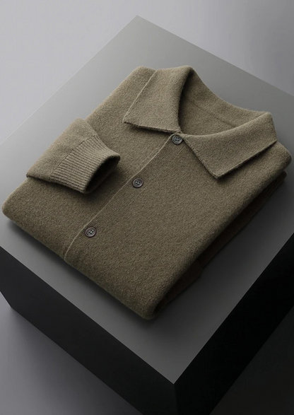 Close-up van de kraag en nekwijde van de zwarte kasjmier trui, elegant en comfortabel.
