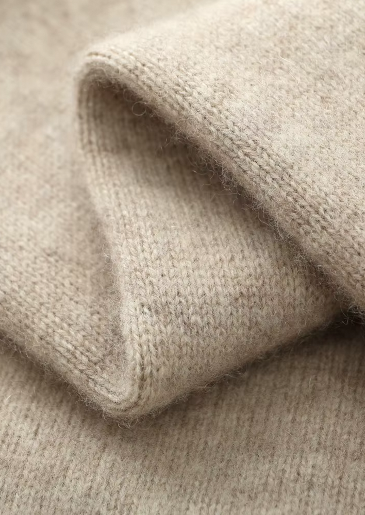 Zijaanzicht van de stijlvolle beige Merino wollen sweater, perfect voor dagelijks comfort.