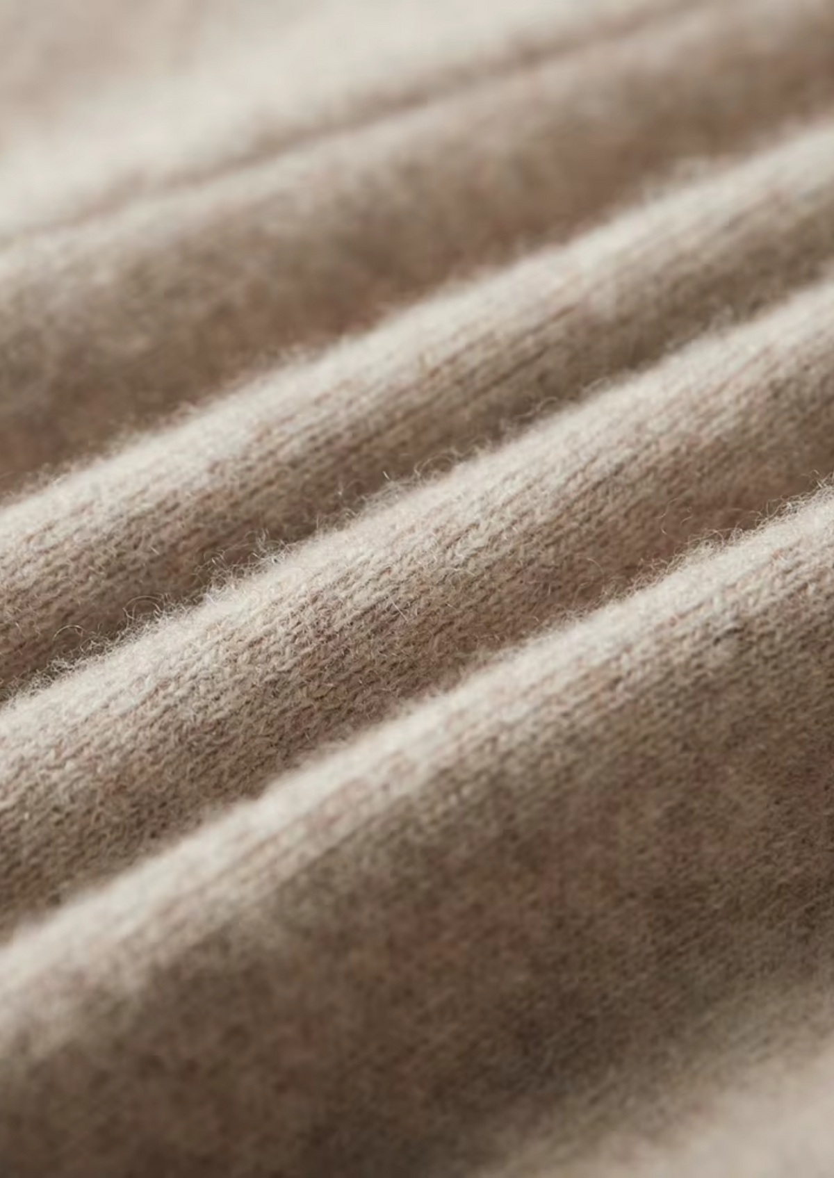 Achterkant van de donkergrijze Merino wollen sweater, met nadruk op de soepele schouderlijn.