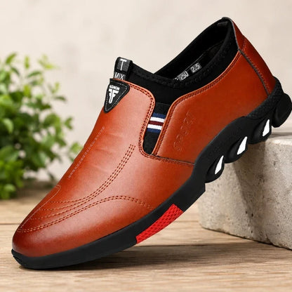 Zijprofiel van de bruine Rian herenschoenen, met focus op de ergonomische zool en ademende materialen.