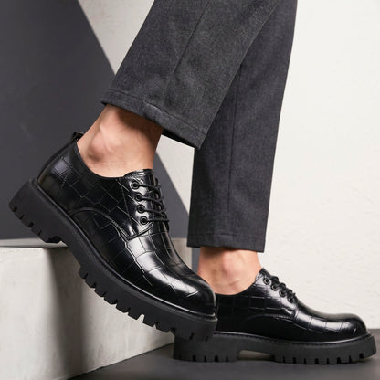 Een set van alle vier de kleuren leren derbyschoenen, bruin, groen, blauw en zwart, elegant gepresenteerd.