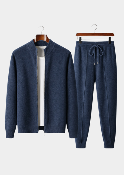Klassieke zwarte Merino wollen sweater, gestyled met een minimalistische en chique outfit.
