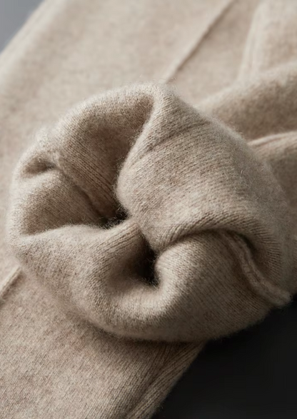 Stijlvolle donkergrijze Merino wollen sweater, plat gelegd om de pasvorm en structuur te tonen.