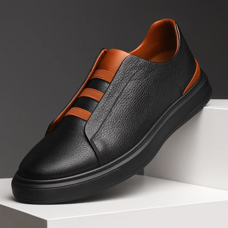Detailopname van het premium echt leer en de elastische veters van de bruine herensneakers.