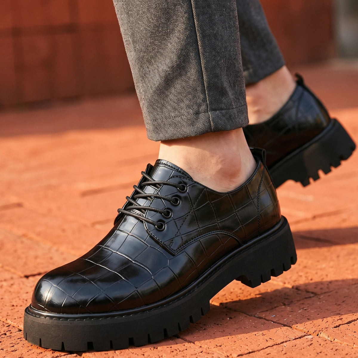 De bruine leren derbyschoenen op een houten vloer, klaar om gedragen te worden voor een retro-look.