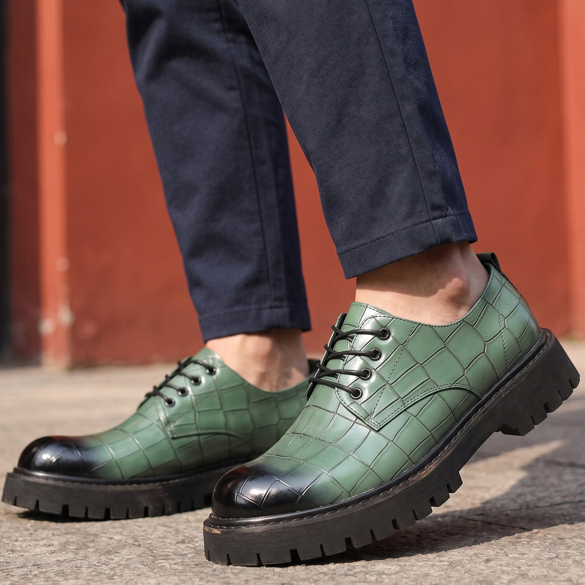 Bovenaanzicht van de groene leren derbyschoenen, met focus op de veters en de brede pasvorm.