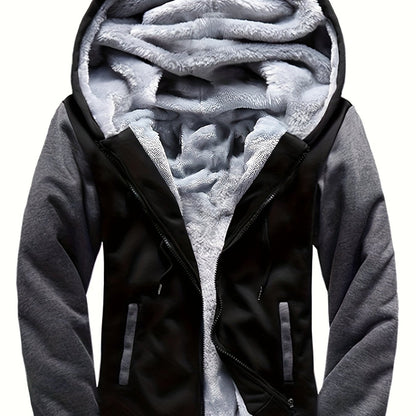 De praktische ritssluiting aan de voorkant van de camouflage hoodie, de functionaliteit benadrukkend.