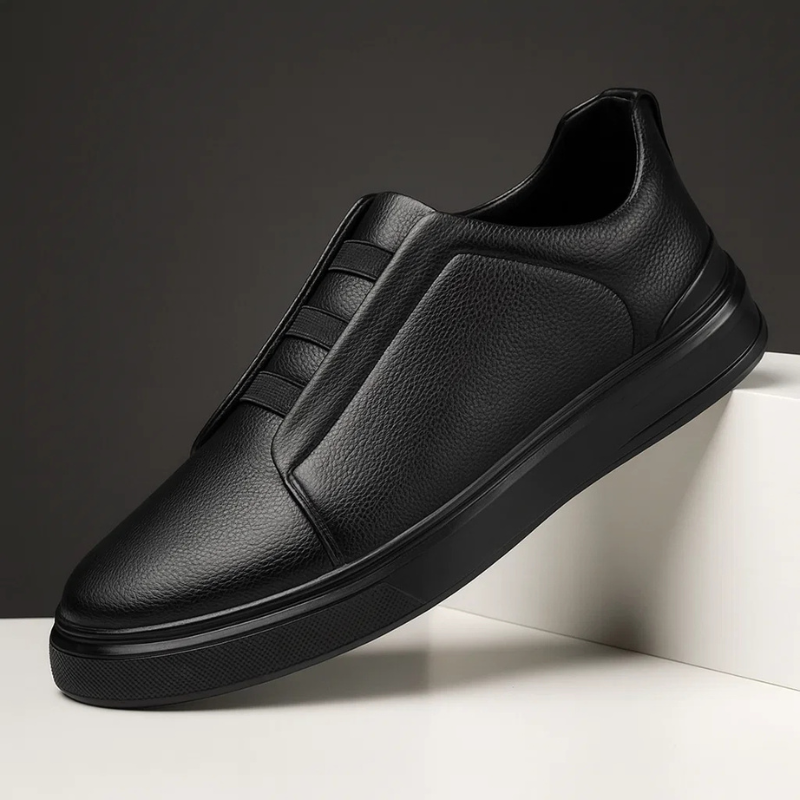 De comfortabele binnenzool en de binnenkant van de grijze leren herensneakers, benadrukt het draagcomfort.