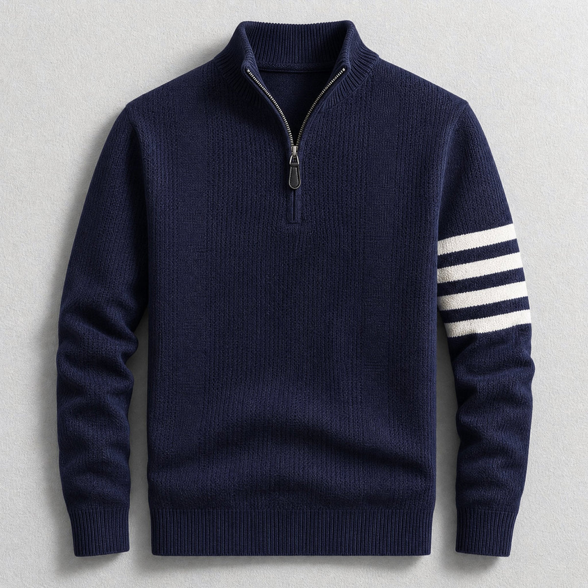 Vooraanzicht van de Arne kwartrits trui voor heren in marineblauw, met geribbelde kraag en manchetten.