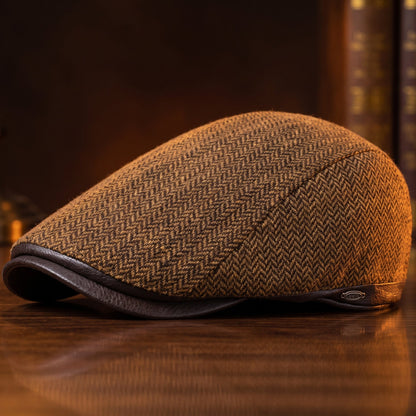 Zijaanzicht van de Caspar Ivy Cap in bruin, perfect voor een herfstoutfit met een vintage-geïnspireerde uitstraling.