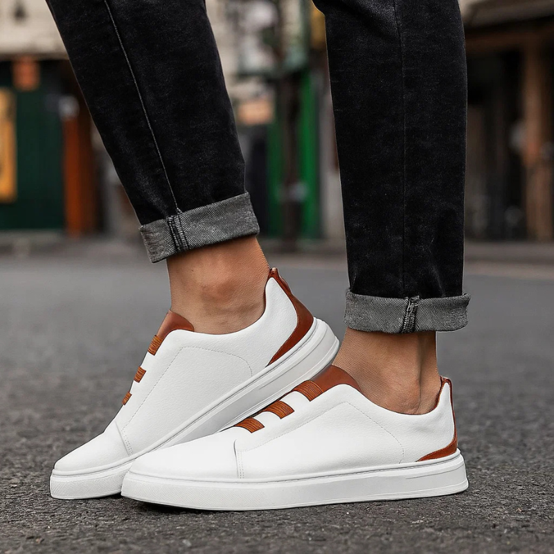 Zijaanzicht van de zwarte leren herensneakers, toont de hoogwaardige rubberen zool en het slanke profiel.