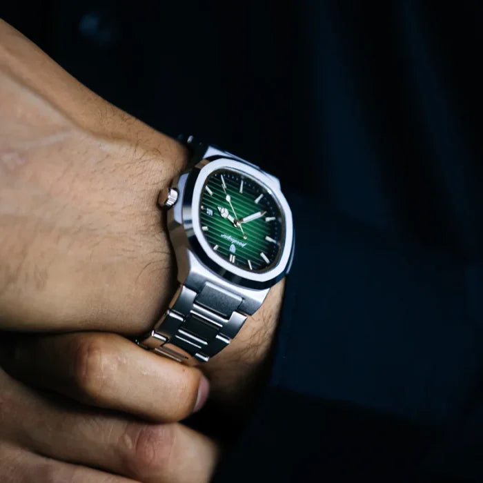 Luxe zilveren herenhorloge RVS met smaragdgroene wijzerplaat en datum