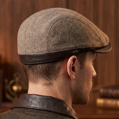 Detailopname van de Caspar Ivy Cap in khaki, toont de textuur van het visgraatontwerp en de ergonomische pasvorm.
