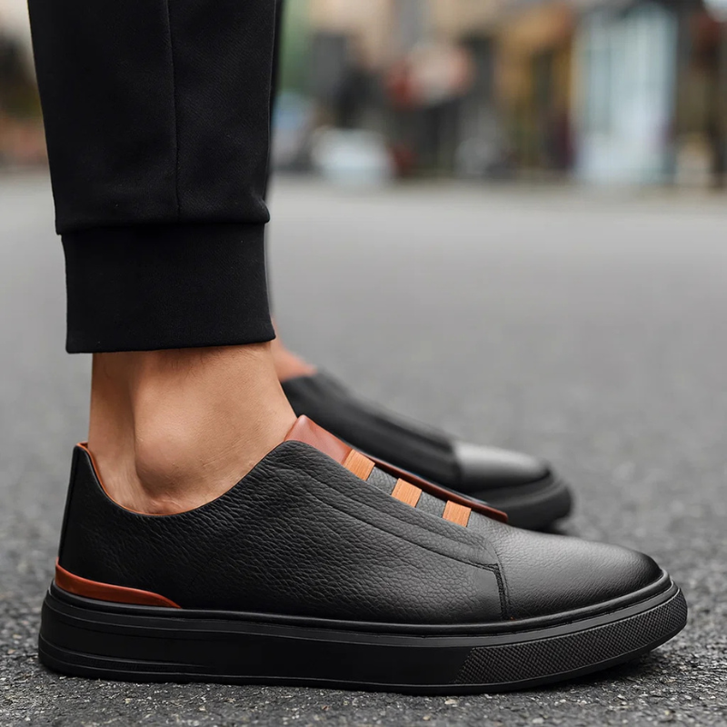 Een man draagt de stijlvolle leren herensneakers in een casual setting, passend bij een spijkerbroek.