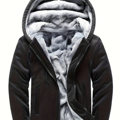 Een man draagt de Rocco hoodie in een ontspannen setting, passend bij een casual levensstijl.