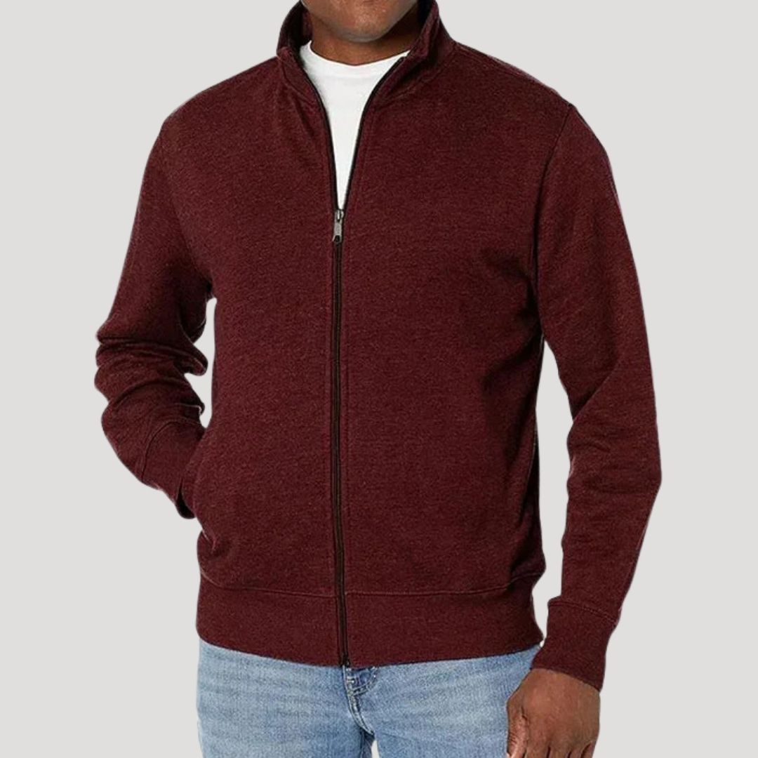 Een man in de Tijl heren jas, zittend op een bankje, ideaal voor reizen en ontspannen momenten.