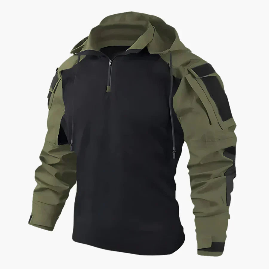 Mannelijk model draagt de Arne Stijlvolle Casual Hoodie in donkergroen, staand in een stedelijke omgeving met de capuchon op, frontaal zicht.