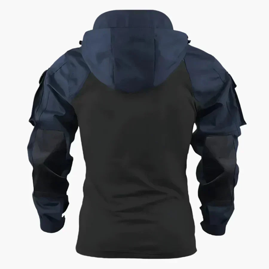 Mannelijk model draagt de Arne Stijlvolle Casual Hoodie in camouflageprint tijdens een ontspannen buitenactiviteit, met een natuurlijke achtergrond.