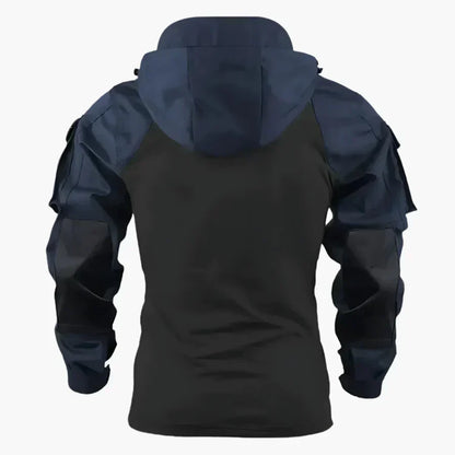 Mannelijk model draagt de Arne Stijlvolle Casual Hoodie in camouflageprint tijdens een ontspannen buitenactiviteit, met een natuurlijke achtergrond.