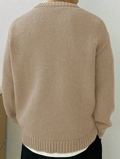 Achterzicht van de zwarte heren sweater, toont de naadloze afwerking en de nette silhouet van de trui.