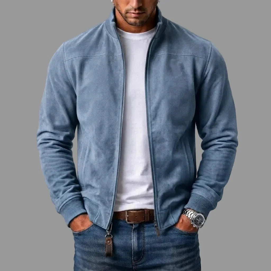 Zijaanzicht van een blauw suède herenjack, gedragen door een man, die de reguliere pasvorm en de soepelheid van het materiaal toont.