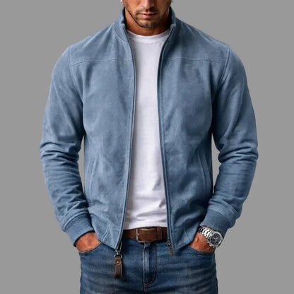 Zijaanzicht van een blauw suède herenjack, gedragen door een man, die de reguliere pasvorm en de soepelheid van het materiaal toont.
