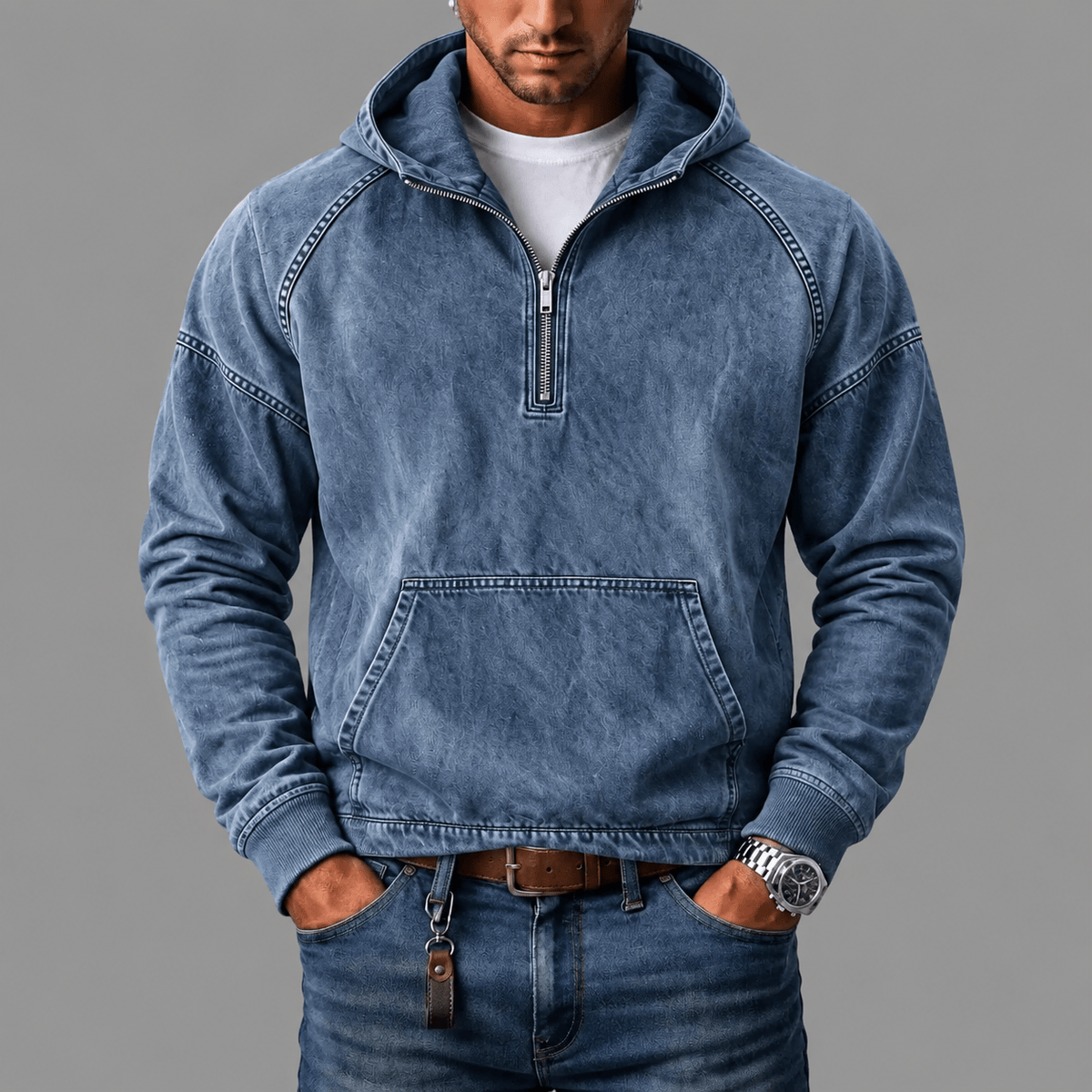 Close-up van de raglanmouwconstructie van de Dion denim hoodie, benadrukt comfort en bewegingsvrijheid.