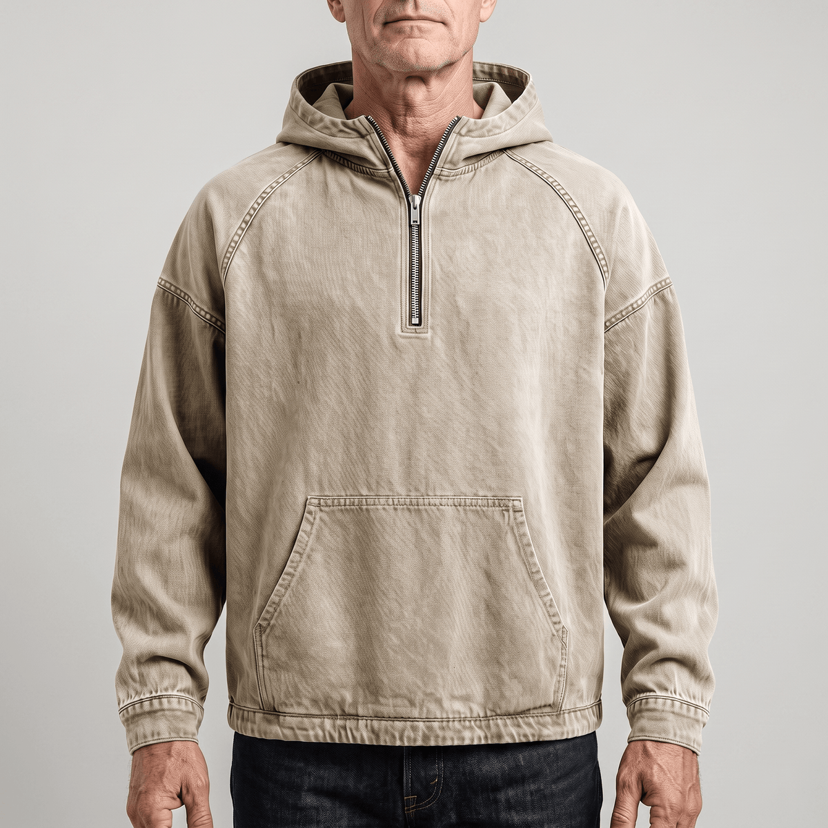 Man draagt de comfortabele Dion denim hoodie in grijs, casual gepositioneerd, toont de kangoeroezak.