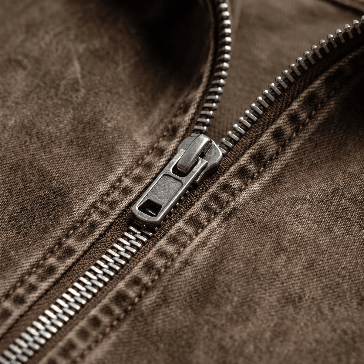 Gedetailleerde close-up van de zwaar gewassen katoenen denim stof van de Dion hoodie, met textuur.