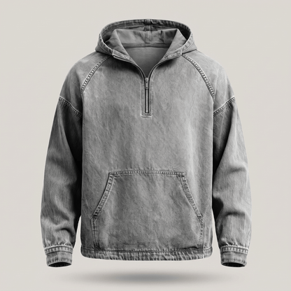 Model toont de Dion denim hoodie in zwart, met handen in de kangoeroezak, voor een relaxte pose.