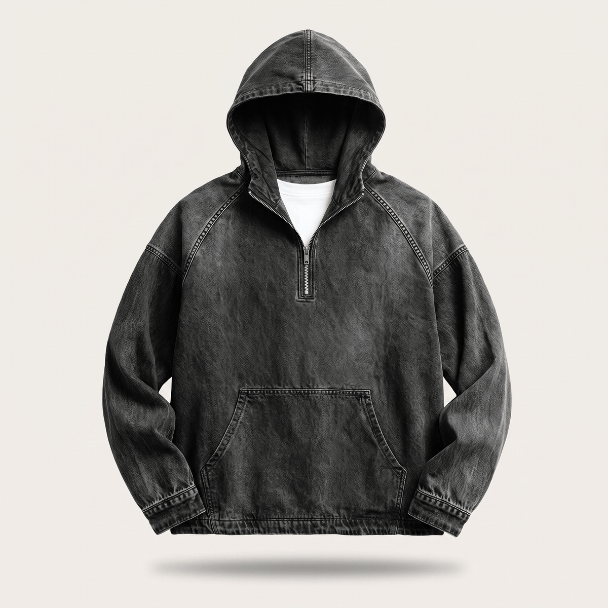 Man lacht terwijl hij de Dion denim hoodie in koffiebruin draagt, casual en benaderbaar.