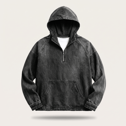 Man lacht terwijl hij de Dion denim hoodie in koffiebruin draagt, casual en benaderbaar.