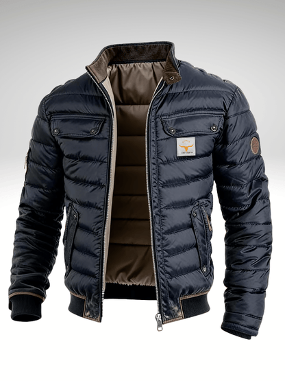 Detailopname van de opstaande kraag van de winterjas, met de zachte contrasterende voering duidelijk zichtbaar.