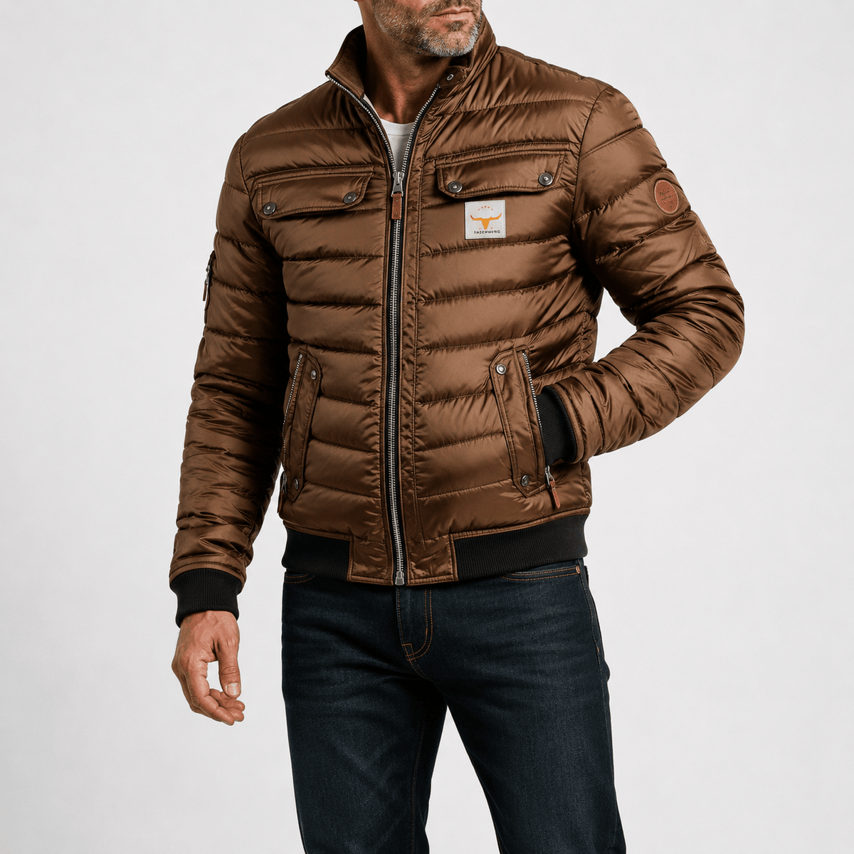 Een man draagt de warme en comfortabele donsjas in een stedelijke omgeving, perfect voor koude dagen.