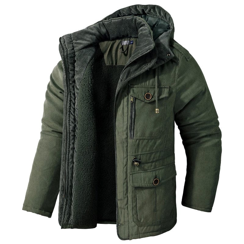 Een man draagt de Gijs winterjas in army green, staand in een stedelijke omgeving, perfect voor casual stijl.