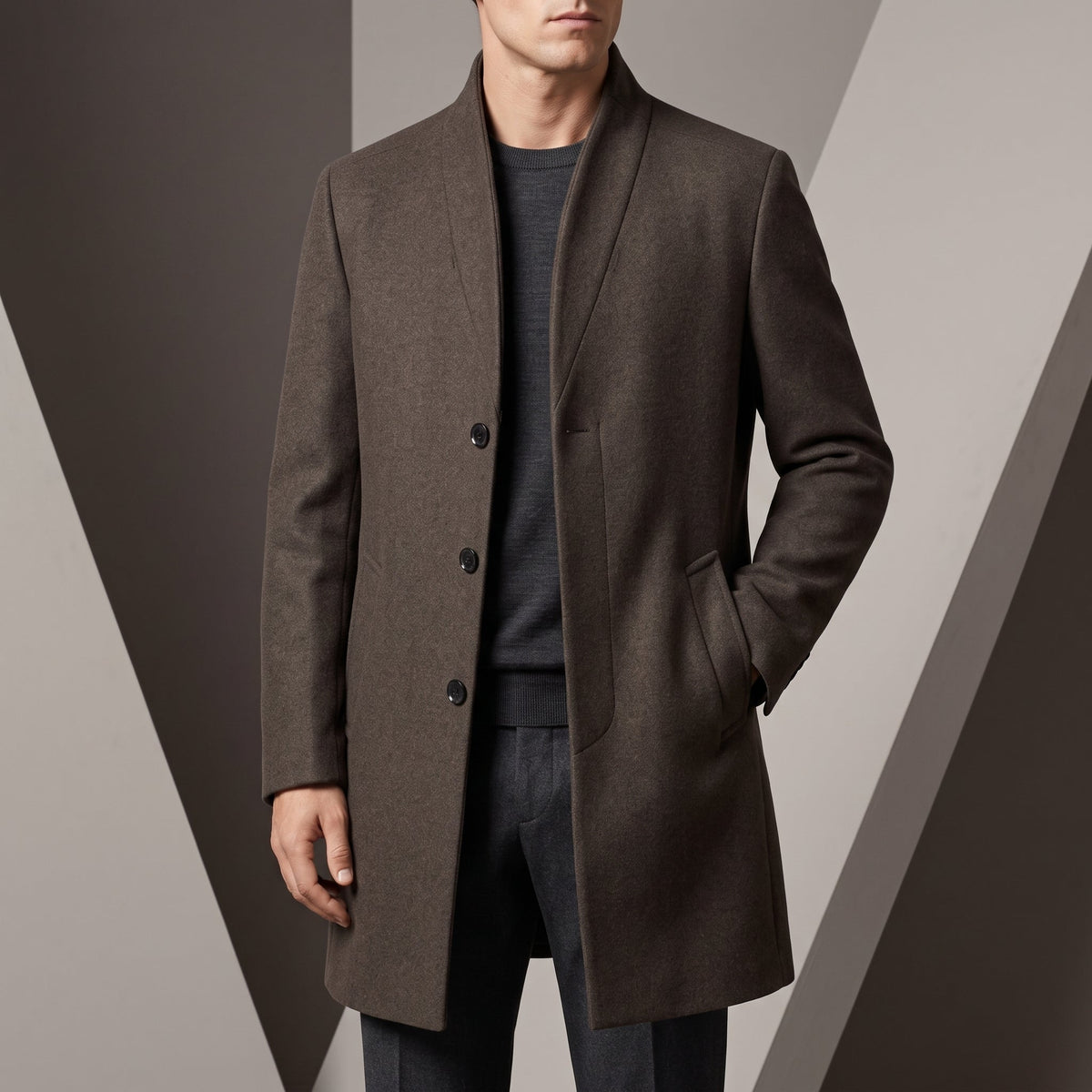 Rode wollen herenjas detail, opstaande kraag en knoopsluiting, focus op de stoftextuur en afwerking van de kraag.
