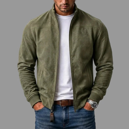 Detailopname van de geribbelde zoom en manchet van het olijfgroene suède jack, wat de hoogwaardige afwerking benadrukt.