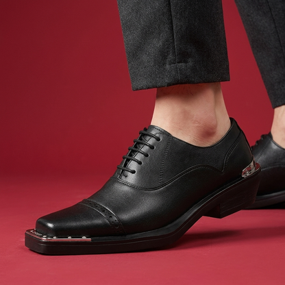 Casimir leren geklede herenschoenen gedragen in een professionele setting, gecombineerd met een nette pantalon en sokken.