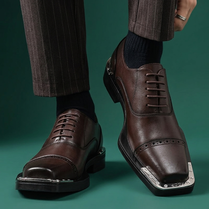 Zwarte Casimir leren geklede herenschoenen, detail van de metallic afwerking en de metalen accenten op de vierkante neus.