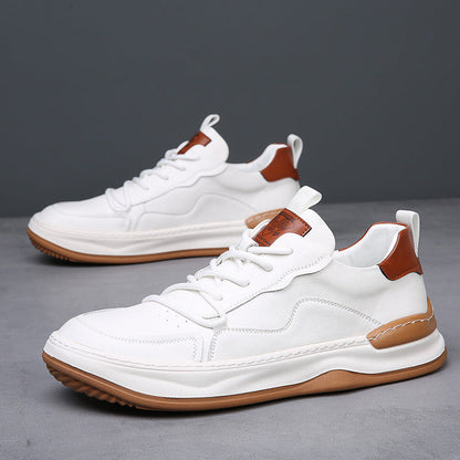 Close-up van de vetergaten en de veters van de zwarte premium sneakers, met een verfijnde afwerking die kwaliteit uitstraalt.