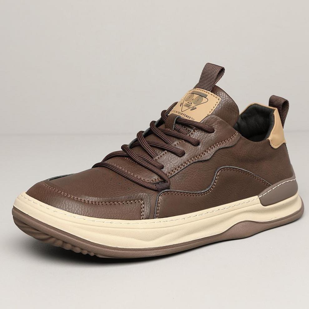 Zwarte premium herensneakers, gecombineerd met een nette broek, bewijzend de veelzijdigheid voor formelere settings en evenementen.