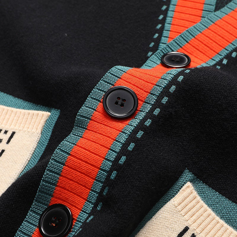 De Casimir cardigan op een platte ondergrond, toont de zachte stof en de geribbelde zoom in zowel de zwarte als grijze variant.